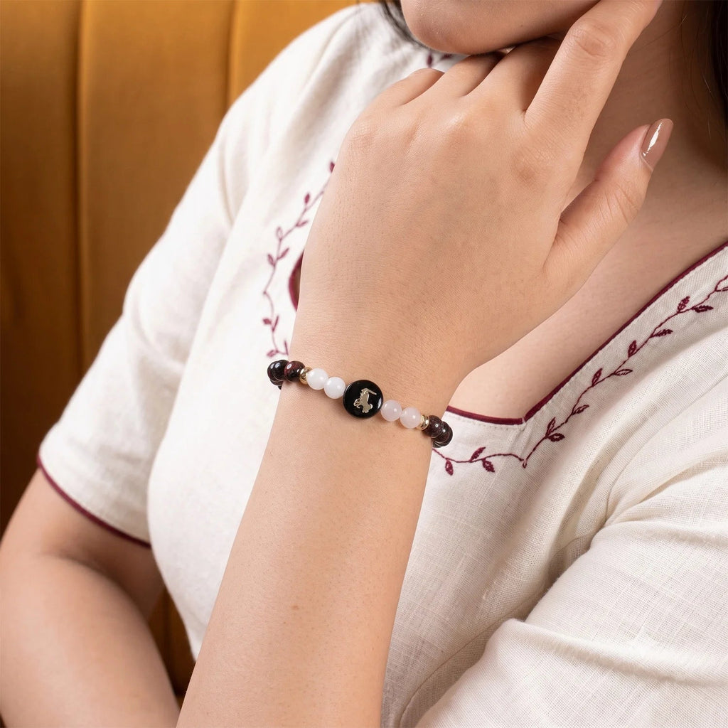 Capricorn (‡§Æ‡§ï‡§∞ ‡§∞‡§æ‡§∂‡§ø) Zodiac Garnet & Milky Quartz Bracelet for Women  | VastuKosha by Acharya Anuj