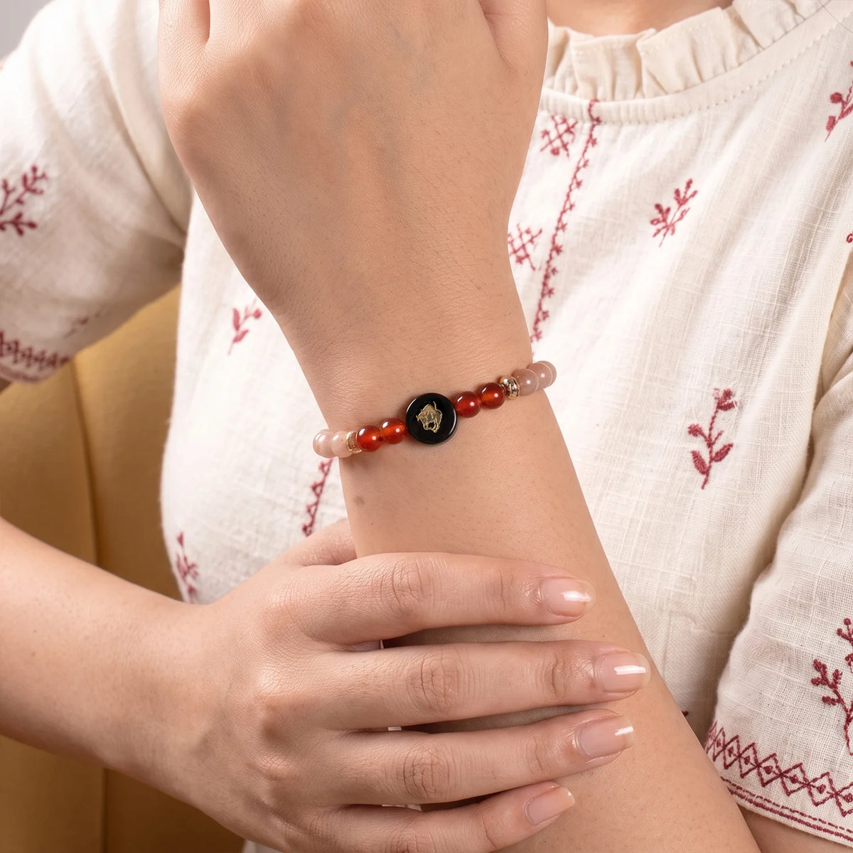 Taurus (‡§µ‡•É‡§∑‡§≠ ‡§∞‡§æ‡§∂‡§ø) Zodiac Sunstone & Carnelian Bracelet for Women  | VastuKosha by Acharya Anuj